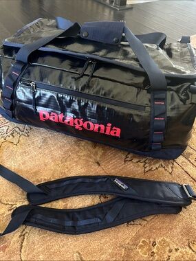 patagonia arbor duffel forestland 60L – Worn Wear® A zippered exterior pocket holds all the stuff you need to access quickly Patagonia Black Hole Duffel 55L